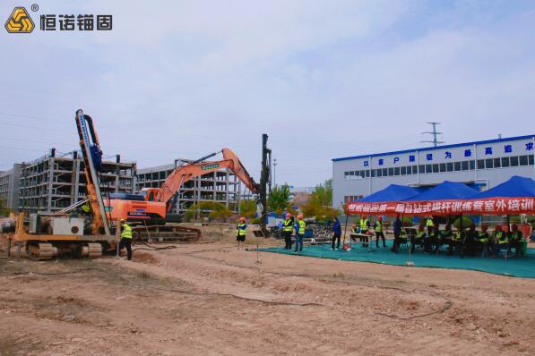 62904841.jpg 室外培訓(xùn)